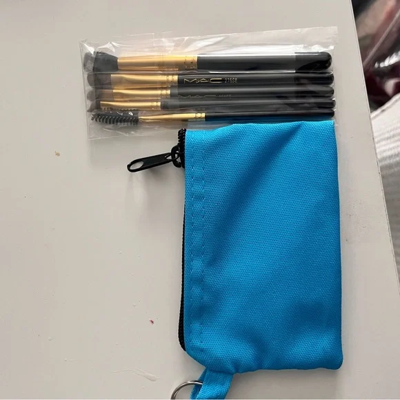 MAC Makeup Brush Set and Catch All - Picture 2 of 2